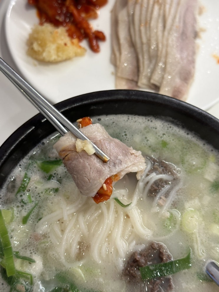  연희동 점심 맛집 ‘황남국밥 연희본점’ 항정살수육 추천!!