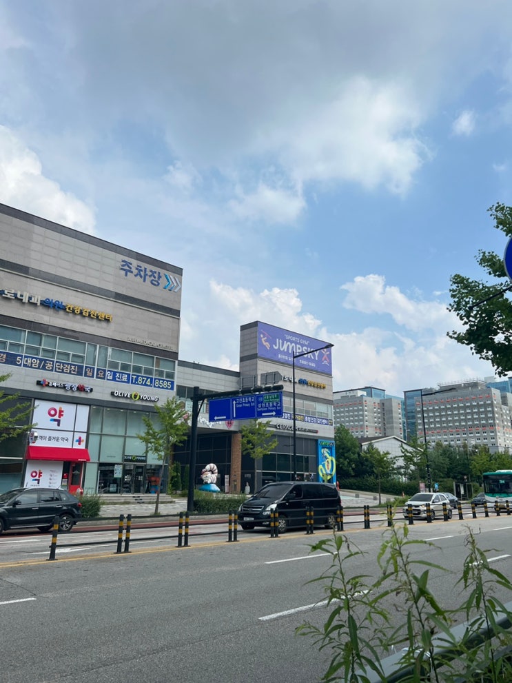  더운여름 실내에서 놀 수 있는 공간으로 의정부 민락에 있는 점프 스카이 트램폴린 키즈카페를 추천합니다.