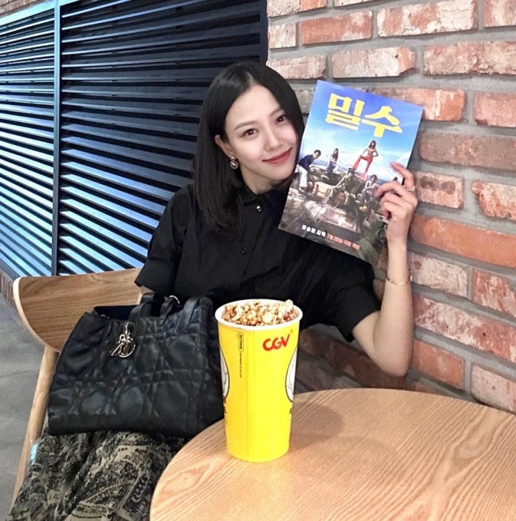  고민시 인스타그램 속 패션정보 (ft. 디올 신상 뚜주흐 백)