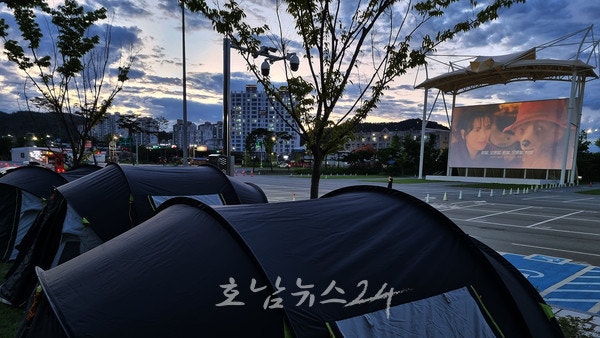  무더운 여름밤 함평자동차극장 텐트에서 영화 한편 어때요.. 야외광장 텐트 6동 설치 이벤트