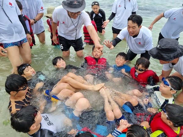 수상안전강사봉사회, 여름철 물놀이 예방 <b>생존수영</b> 봉사활동 진행