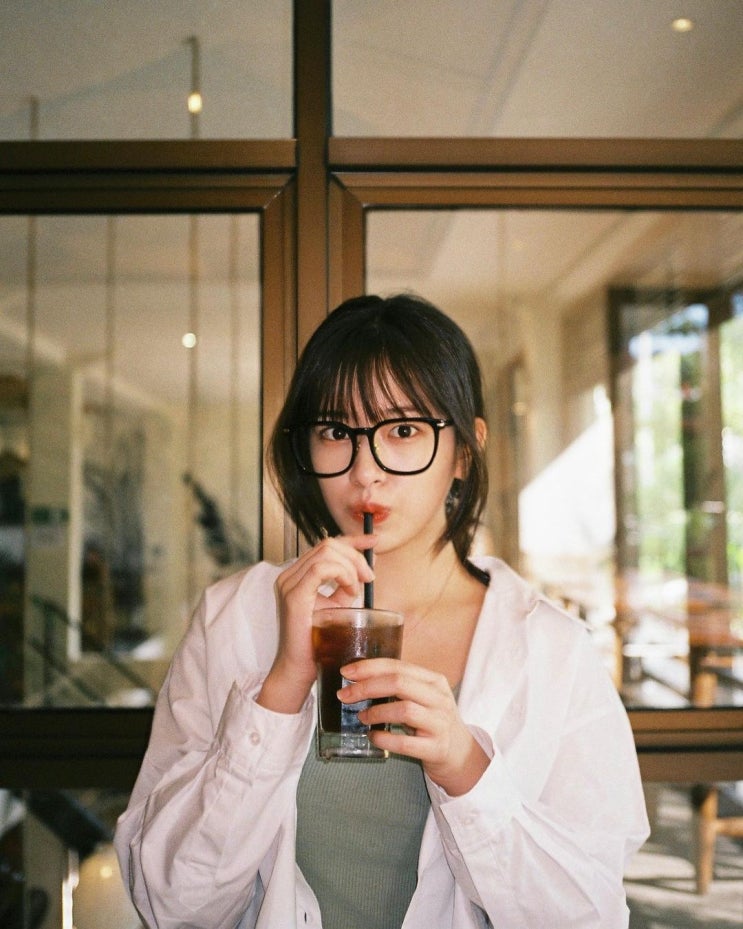  깔끔한 여자 흰 크롭 셔츠 코디로 새내기 느낌 물씬나는 미니멀 룩을 완성한 안유진 패션