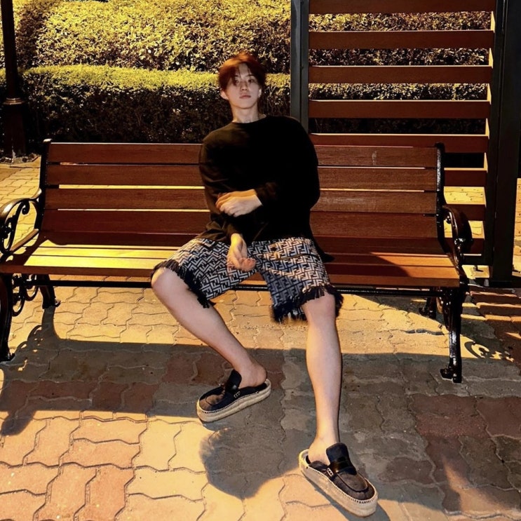  세븐틴 호시 펜디 데님 버뮤다 팬츠로 완성한 남자 반바지 코디