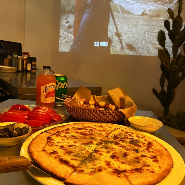  대형스크린이 있는 신논현역 피자 맛집, 낙타브루잉 신논현점