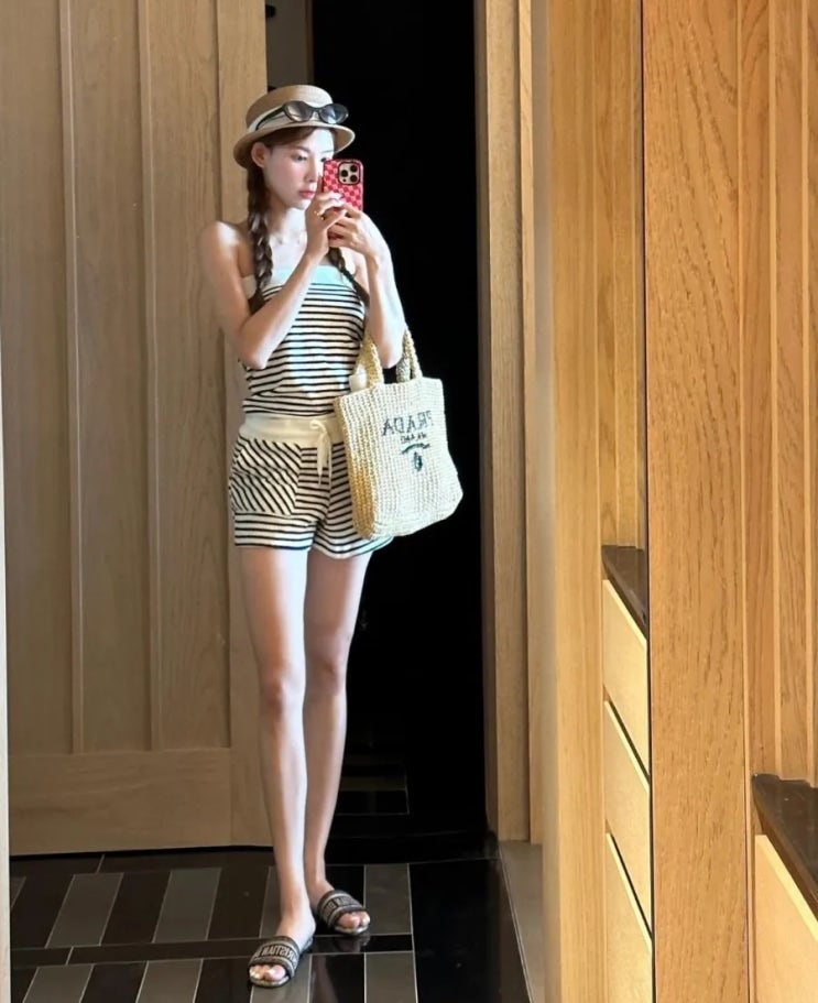  이나연 인스타그램 사복패션 속 프라다 크로셰 토트백(여름 라피아백) 정보
