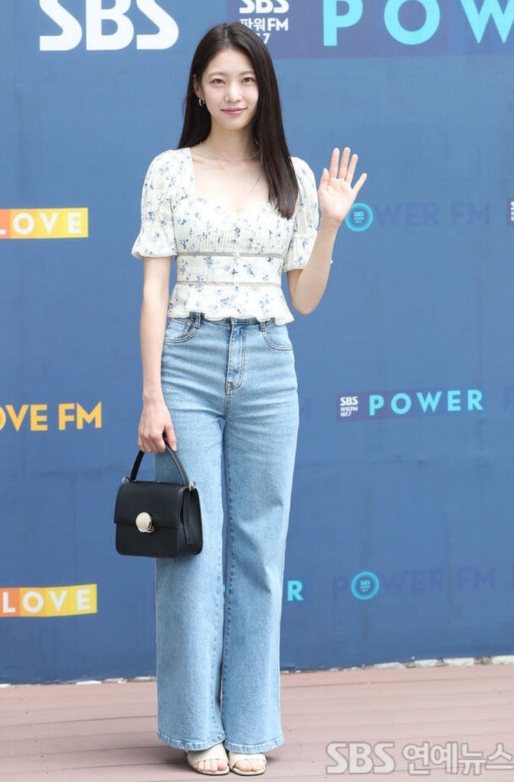  공승연 방송국 출근길 포토 속 패션정보 (ft. 리포메이션 플라워 패턴 블라우스 & 끌로에 페넬로페 스몰 핸들 백)