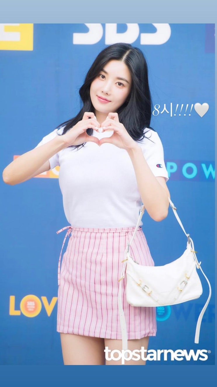 워터밤 여신 권은비의 데일리백 지방시 가방 Voyou 부아유 가죽백 정보 워터밤 여신 권은비의 데일리백 지방시 가방 Voyou 부아유 가죽백 정보