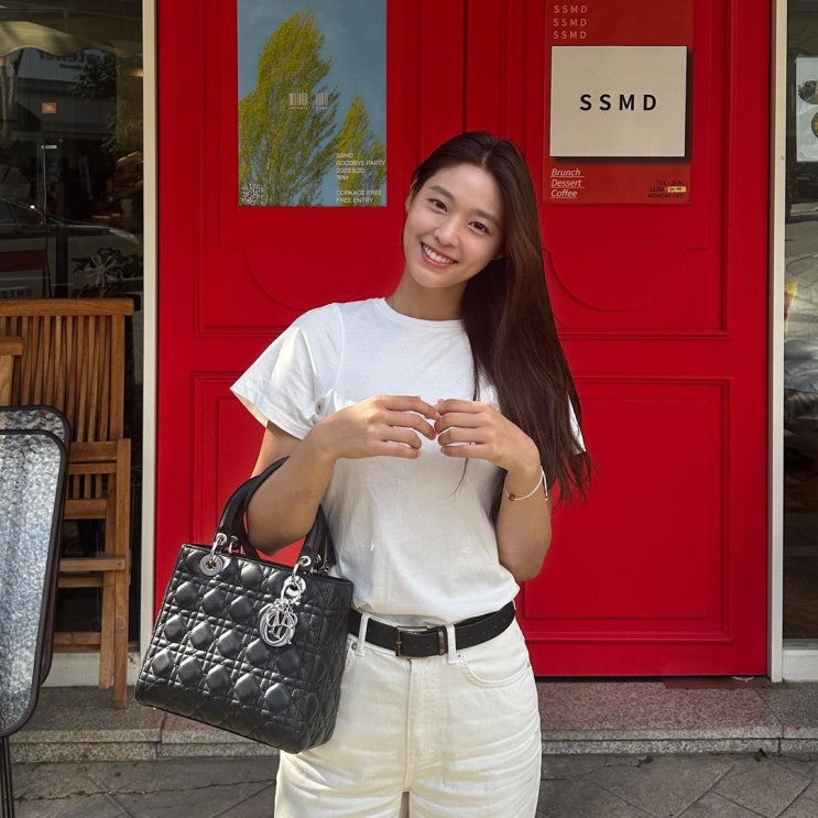  여자 20대 명품 핸드백으로 AOA 설현의 데일리백으로 선택된 디올 레이디백 가방 추천