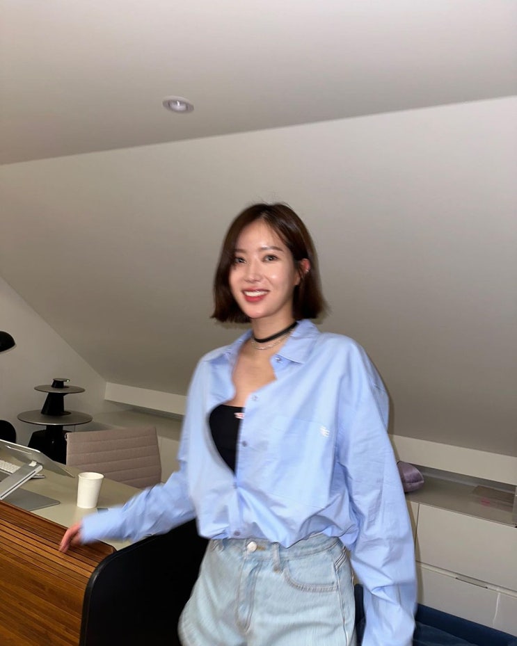  임수향의 깔끔한 여친룩 코디로 딱인 블루 셔츠와 데님 반바지로 완성한 놈코어룩 코디
