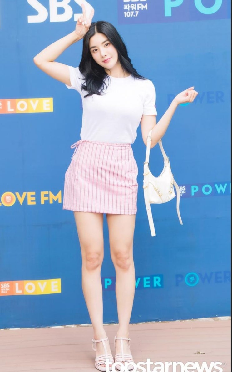  '워터밤 여신' 권은비 출근길 포토 속 패션 정보 (ft. 지방시 신상 부아유 가죽 미니백)