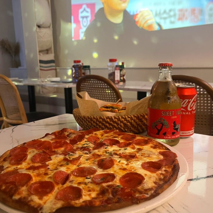  대형스크린이 있는 연남동 피자 맛집, 낙타브루잉 연남점