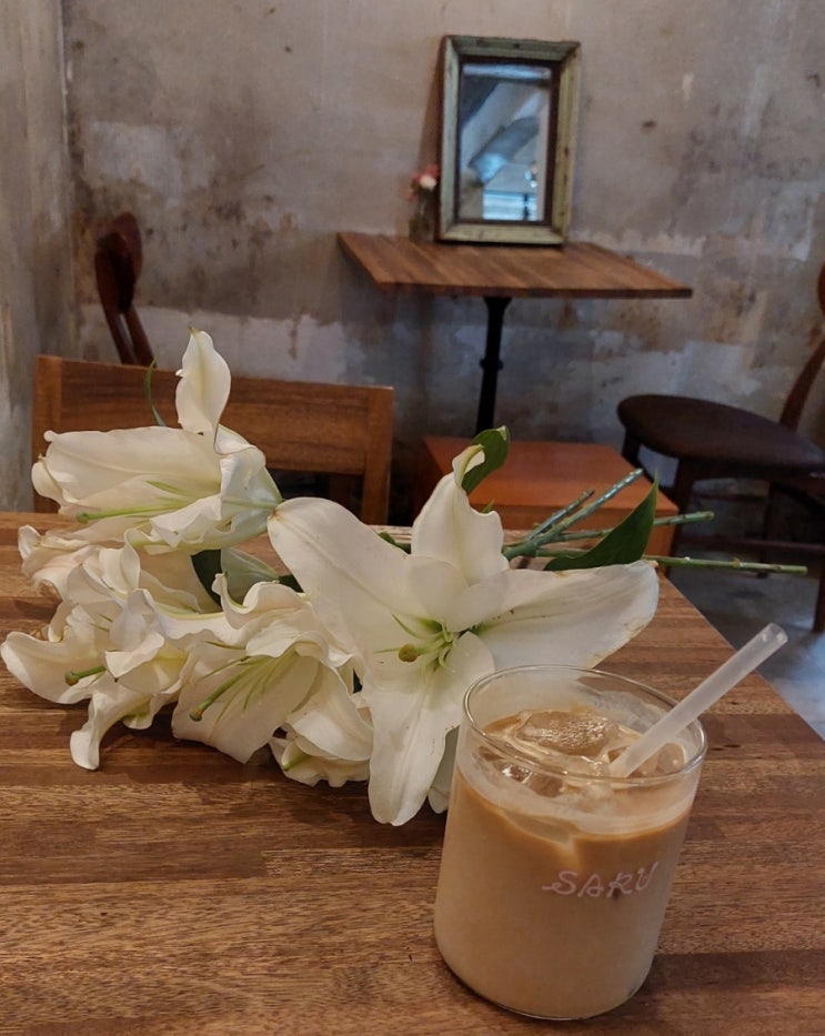 사루: 꽃 선물주는 반려동물 동반가능한 이태원 경리단 카페 경리단길 커피 맛집