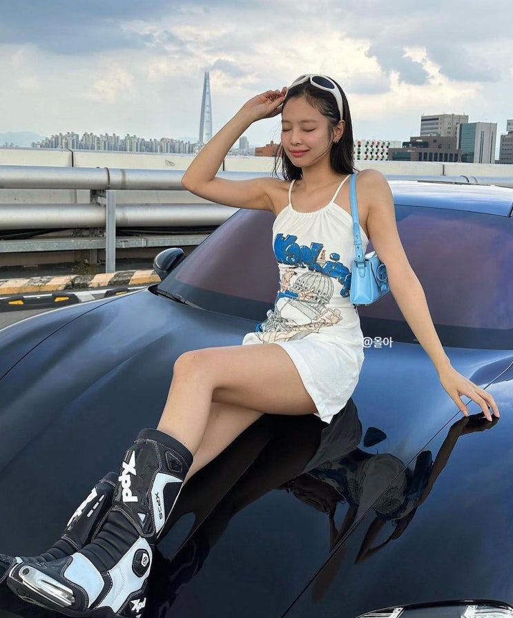  블랙핑크 제니의 포르쉐 타이칸 4S(Jennie 패션 아이템- 셀프포트레이트, 슬리피존스 외)