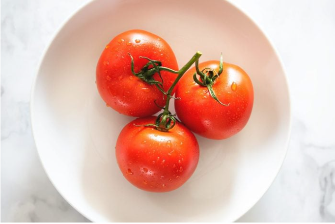  최고의 신선도와 풍미를 위해 토마토를 보관할 곳