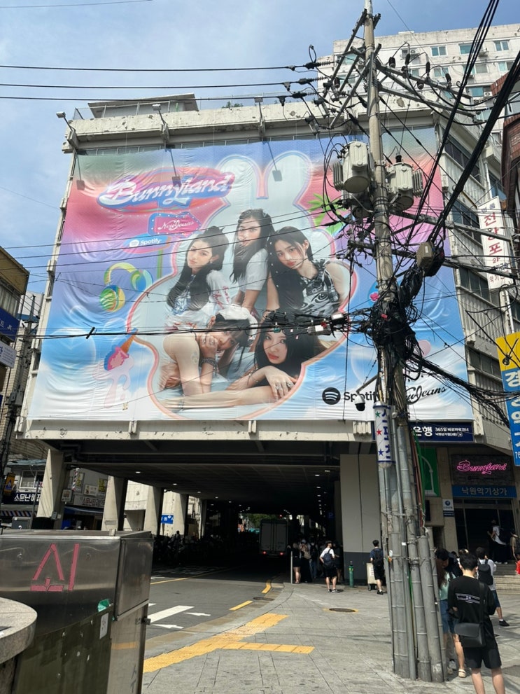 <b>뉴진스</b> x <b>스포티파이</b> 버니랜드 낙원악기상가 팝업 오픈런 후기