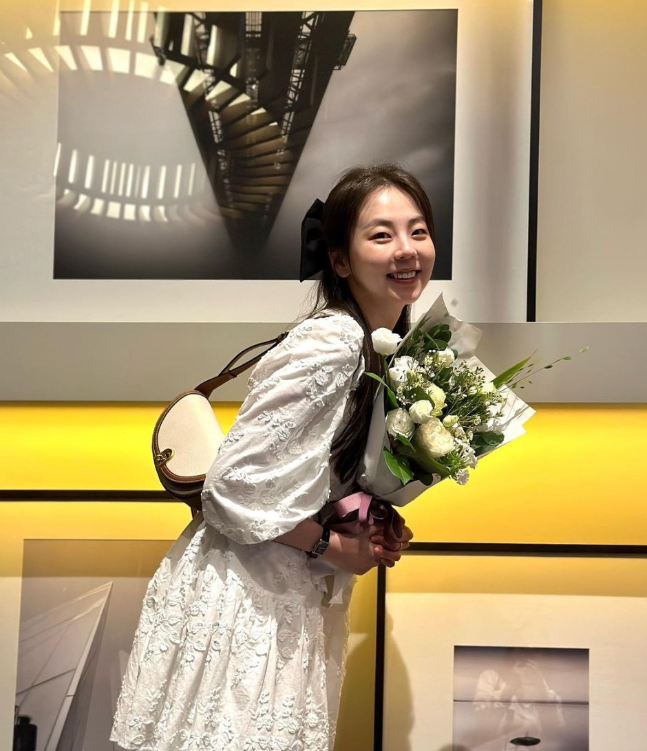  코튼 소재의 러블리한 화이트 꽃무늬 반팔 원피스 브랜드 앤아더스토리즈 코디 w. 안소희