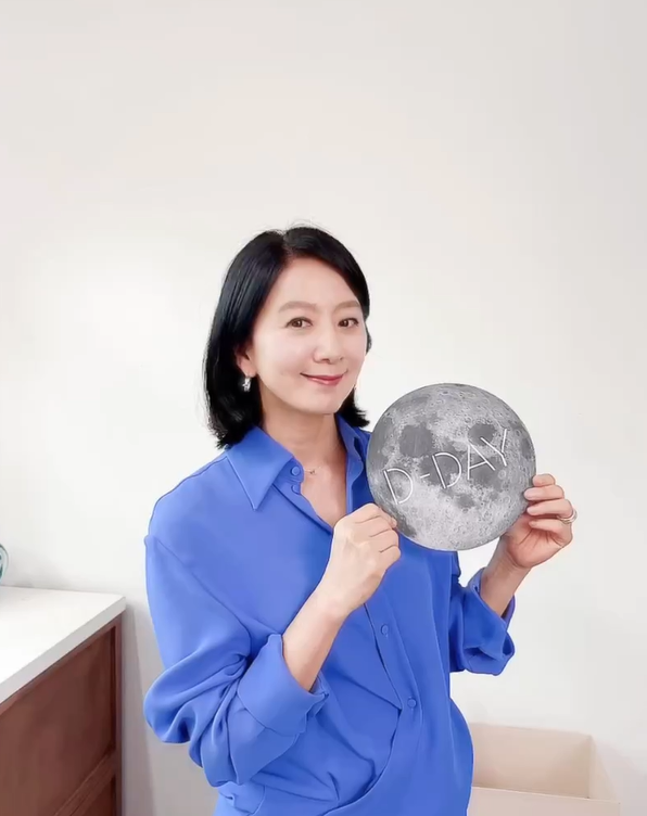  50대 엄마인게 안 믿겨지는 김희애의 발렌티노 여자 셔츠 원피스 패션으로 하객룩도 거뜬하게!