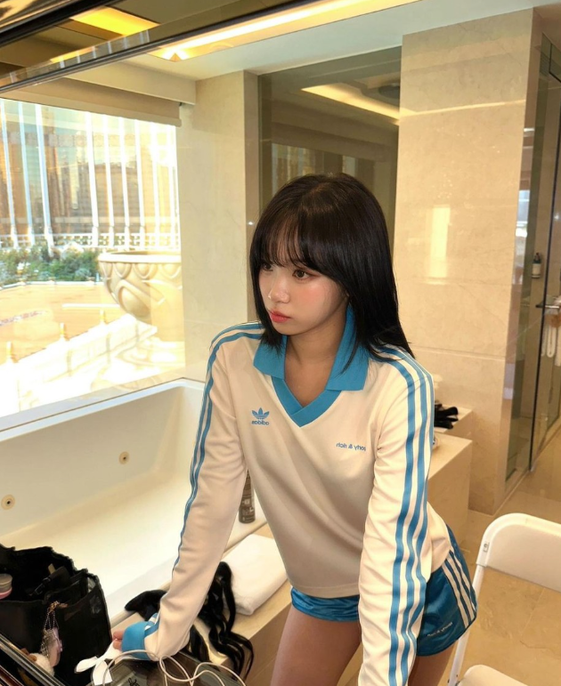  김채원의 여름 애슬레저룩으로 아디다스 져지와 바지로 완성된 트레이닝 여자 셋업 패션