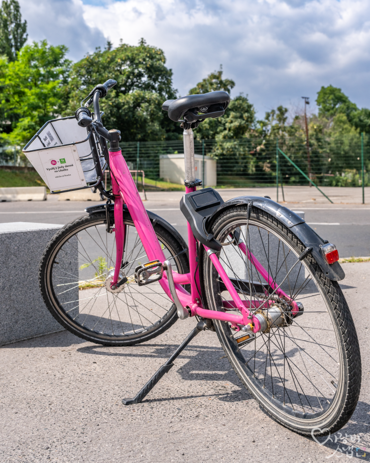 프라하에서 즐거운 공유 자전거 라이딩 즐기기 by 석영작가