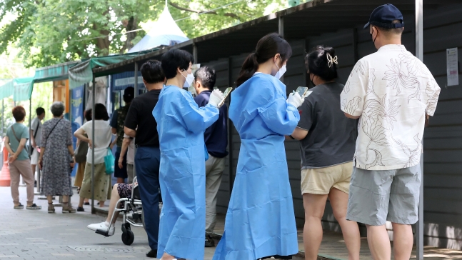 코로나 하루 확진 곧 8만 육박... “마스크 착용 권고” 코로나 하루 확진 곧 8만 육박... “마스크 착용 권고”