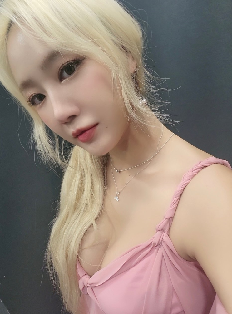 "대놓고 보이네" 초 미니스커트 입고 춤추는 소유, 보이든 말든...보는 이들은 아찔 "대놓고 보이네" 초 미니스커트 입고 춤추는 소유, 보이든 말든...보는 이들은 아찔