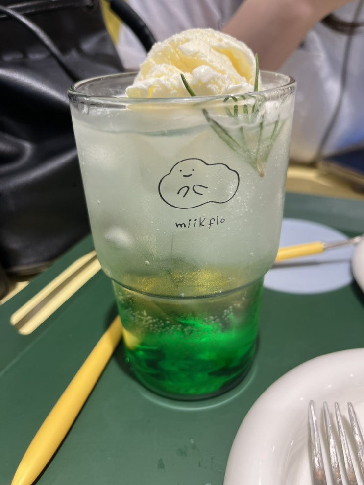  홍대 카이막 미크플로 (초코카이막모찌 드세요 두번드세요)