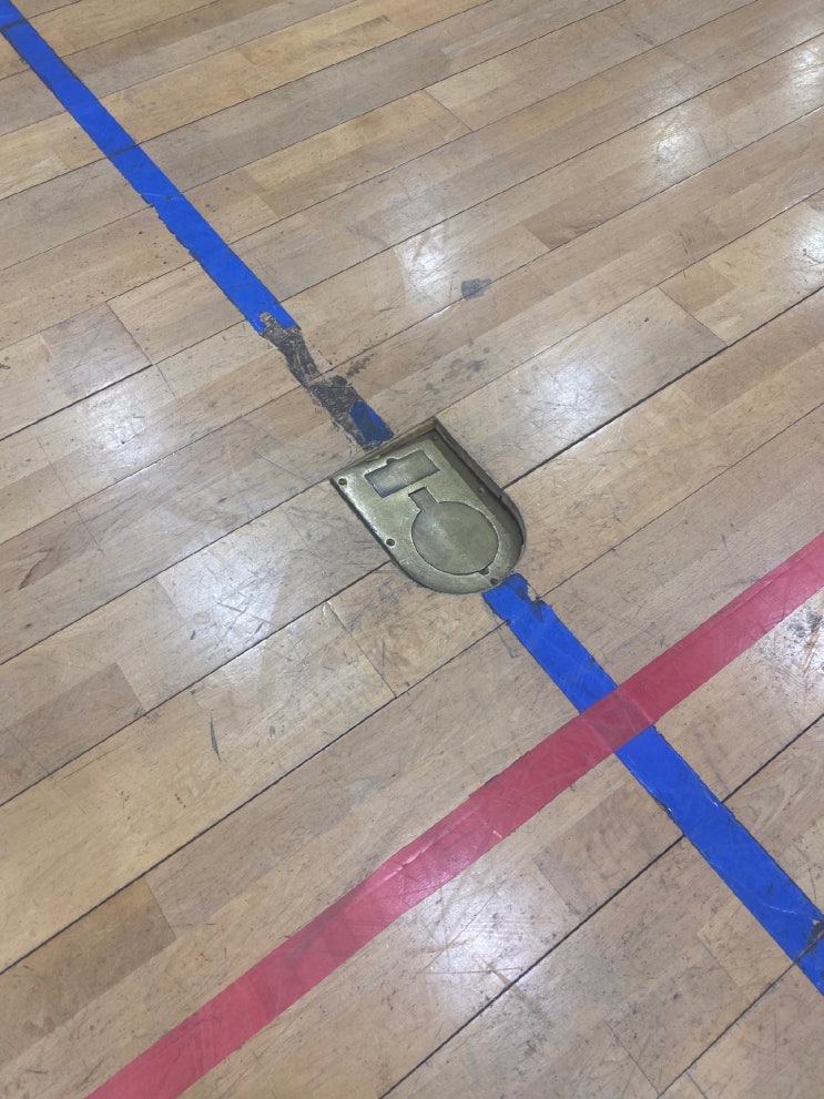  학교의 마루바닥 수리 해주는 업체