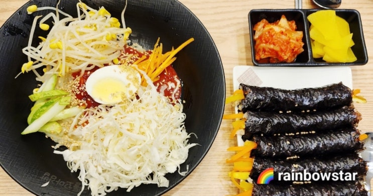  새콤달콤한 쫄면에 꼬마김밥 궁합이 찰떡이에요.