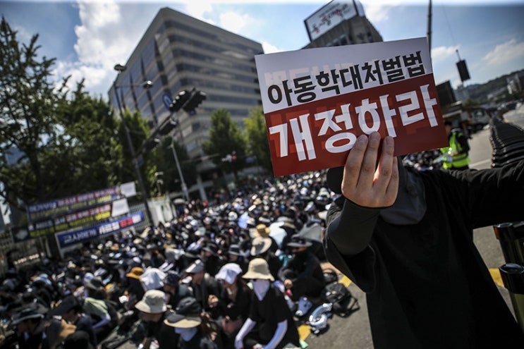 폭염 속 집결한 5만명 교원들 “교권 회복으로 죽음 막아야”