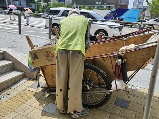 이 폭염에 수레 끈 할아버지…폐지·고물 265 팔고, 만원 받았다 이 폭염에 수레 끈 할아버지…폐지·고물 265 팔고, 만원 받았다