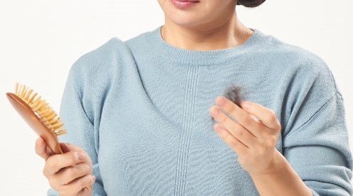  홍대 여성탈모, 갱년기 이후에도 성공적인 탈모치료 가능합니다.