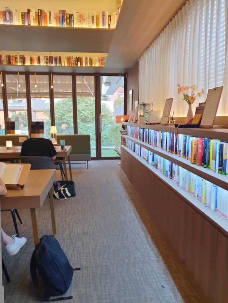  독서와 디지털디톡스로 한층 더 성장하는 신논현역 욕망의북카페