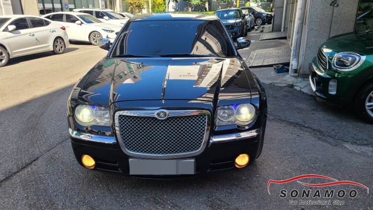  크라이슬러300c 순정모니터 고장으로  런즈v300모델로 교체작업