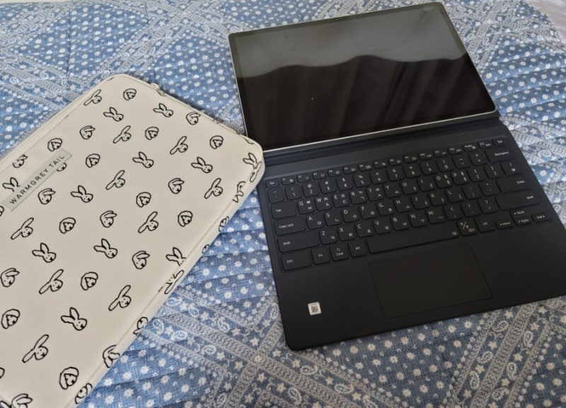 갤럭시 탭 S9 + 플러스 키보드 북커버 사이즈 두께 베이지색 파우치 넣으니 완벽했음