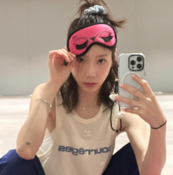  태연의 여름 데일리룩으로 메시 타입의 꾸레쥬 민소매 나시티 코디