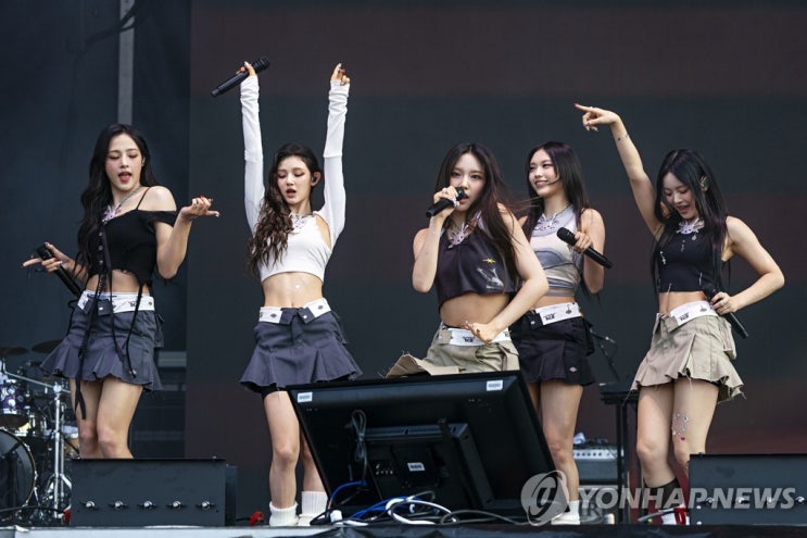 "시카고에 7만 관객 떼창" 뉴진스, '롤라팔루자 시카고'서 K팝 걸그룹 최초로 공연 (종합) "시카고에 7만 관객 떼창" 뉴진스, '롤라팔루자 시카고'서 K팝 걸그룹 최초로 공연 (종합)