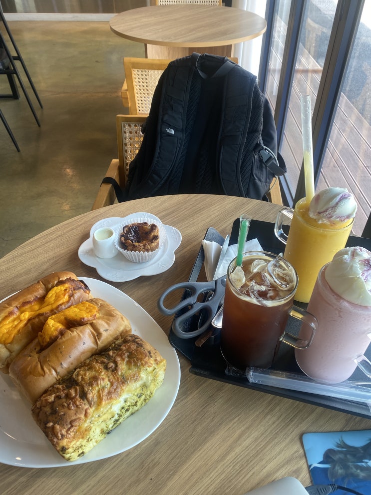  <갓 나온 소금빵 보다 맛난건 없다> 군산 소금빵 추천. 다양한 식빵, 빵구석 카페에서 Flex