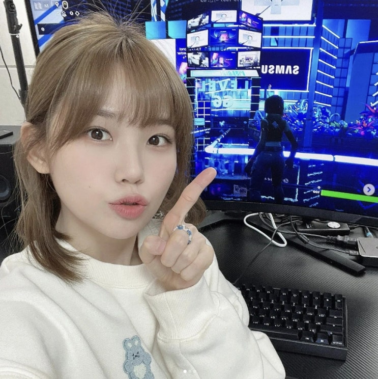 "캠빨 아니냐" '여캠 스트리머 퀸' 우정잉, 팬들에게 실물 공개하며 화제 "캠빨 아니냐" '여캠 스트리머 퀸' 우정잉, 팬들에게 실물 공개하며 화제