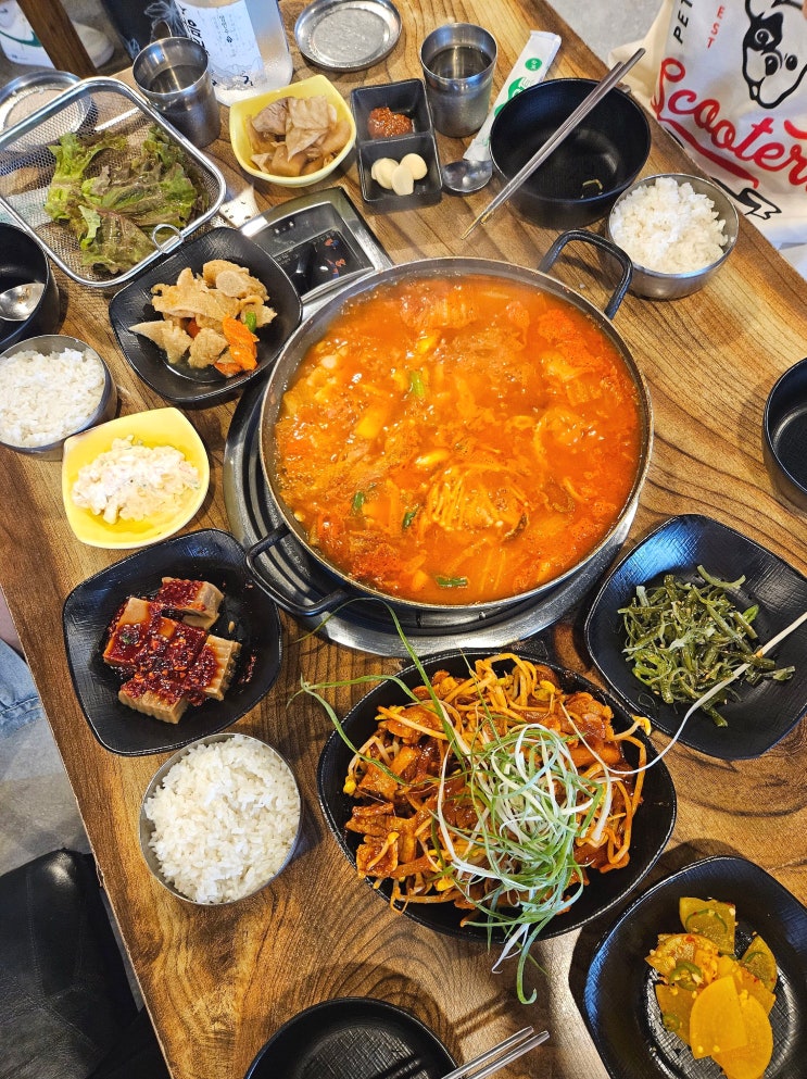 인계동 두루팍 아침으로 먹은 김치찌개와 두루치기 24시간 식당