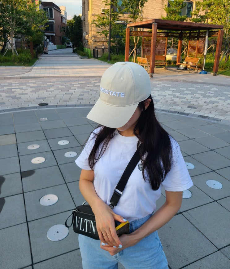  스트릿 패션을 위한 여름 모자 데오스테이트 로고 헤리티지 볼캡 베이지 컬러 착용 코디