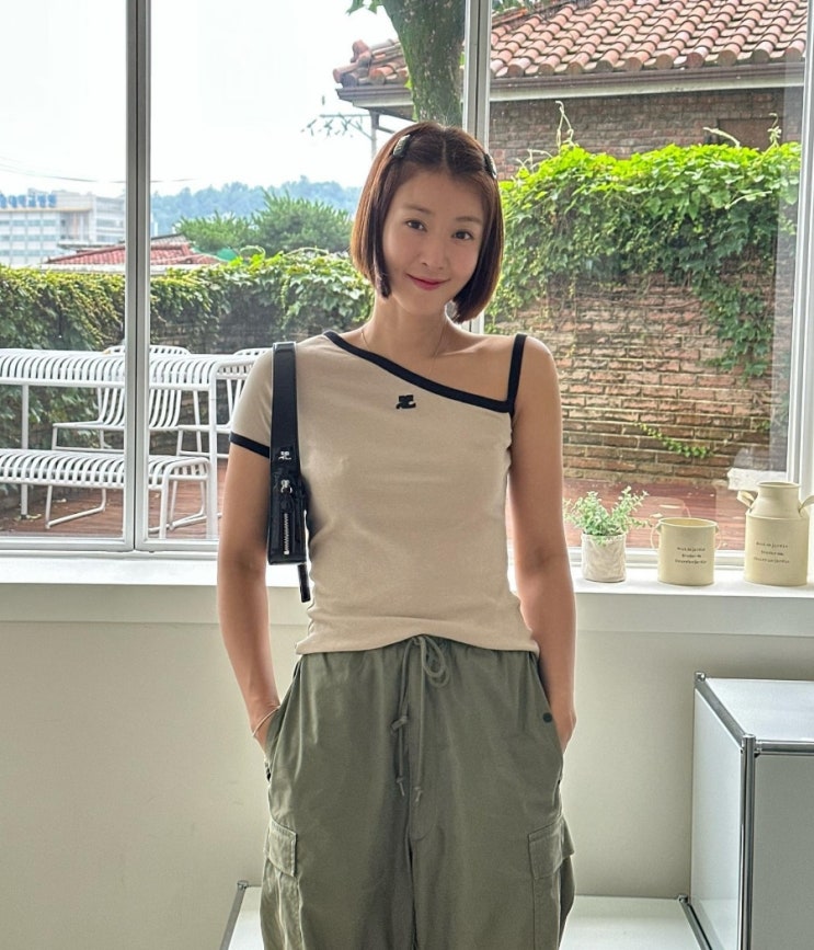 이시영 인스타그램 사복패션 속 착용제품 정보 (ft. 쿠레쥬 비대칭 반팔 티셔츠 및 레이서 카메라 바니시드 숄더백)