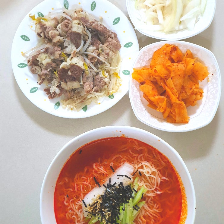  우삼겹 숙주찜 쌈무생채 비냉라 음식 조합