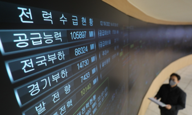 <b>전력수요</b> 역대 최고치 경신, <b>태풍</b> ‘카눈’ 관통에 <b>전력</b> 비상... 