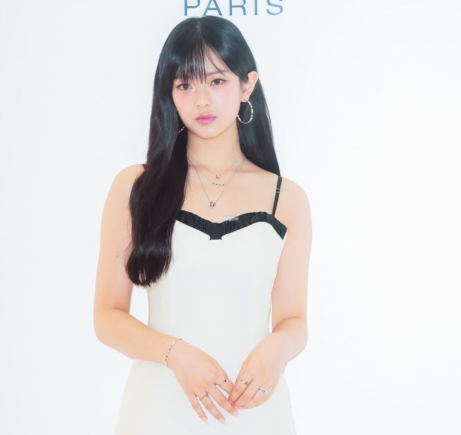 清楚な魅力のNewJeans Hanni、ホワイトキャミソールミニワンピースファッションはどこの？（@ショーメフォトウォール）