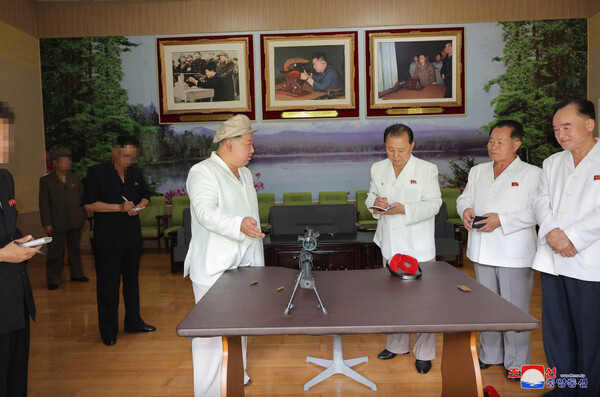 <b>김정은</b> 군수공장<b>시찰</b> 공개에 통일부 "무기수출 의도라면 명백한... 