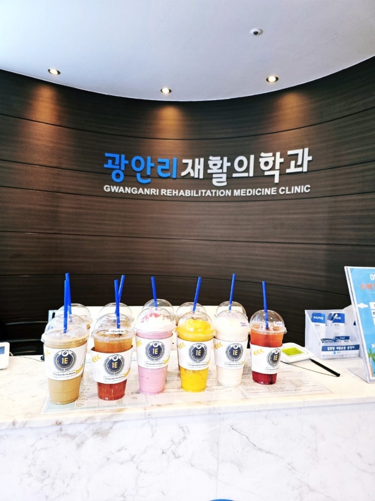  지난주 환자분들의 선물- 네모난 수박, 원유로 커피와 음료, 그리고 Randy's 도넛