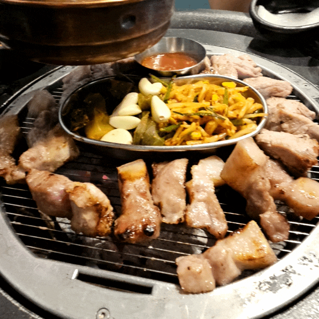  검증된 돼지고기 맛집, 쫀득한 삼겹살 구워주는 곳 원조부안집 왕십리점
