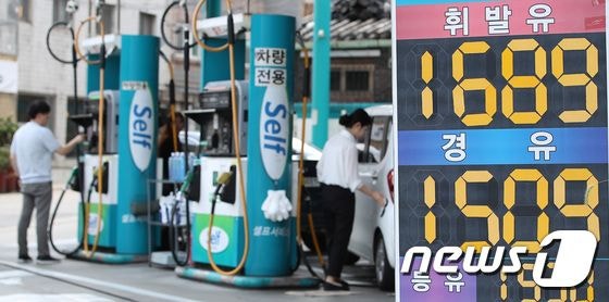'국제유가 고공행진' 정유사는 웃지만…소비자는 주유소 갈 때마다 '한숨' '국제유가 고공행진' 정유사는 웃지만…소비자는 주유소 갈 때마다 '한숨'