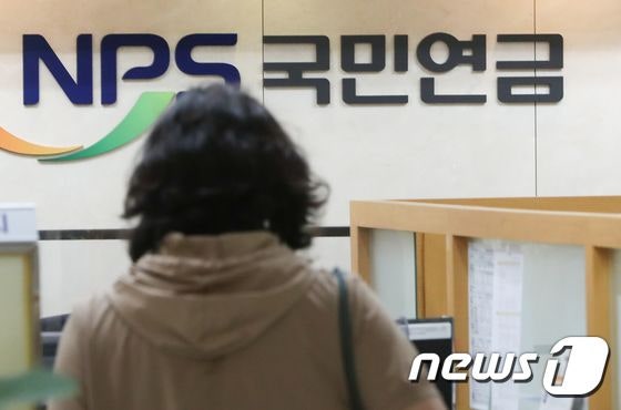 '공무원 부부' 못잖네…국민연금 월300만원 이상 수령 1000쌍 육박