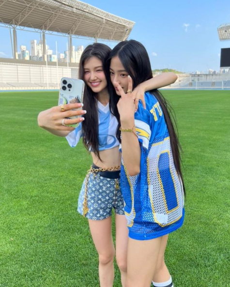  드디어 만난 엄지윤 홀란드 및 뉴진스 블록코어룩 축구 유니폼 코디 패션
